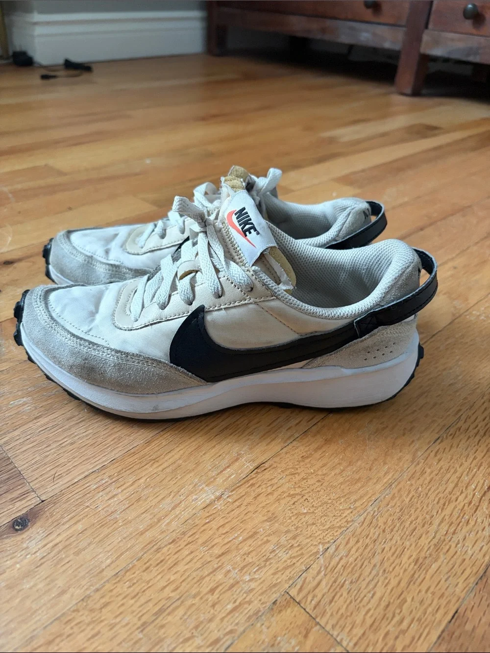 nike womens waffle debut sz 7 beige black white